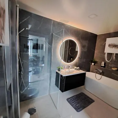 Sunrise - Self Check In - Free Parking Apartment *