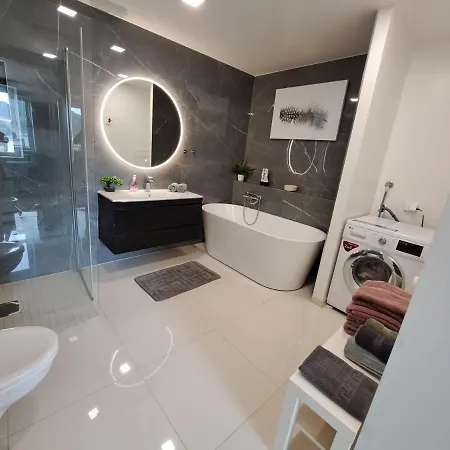 Sunrise - Self Check In - Free Parking Apartament